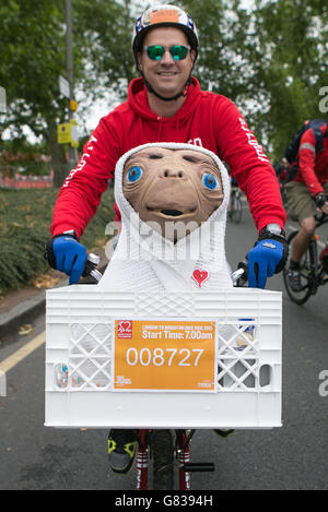 Un ciclista parte da Clapham Common a Londra, portando una FIGURA ET sulla parte anteriore della sua moto durante il 40° giro in bici della British Heart Foundation da Londra a Brighton. Foto Stock