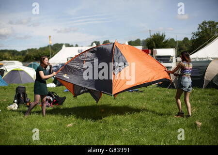 I Festivalgoers piazzano le tende al festival di Glastonbury, presso la Worthy Farm di Somerset. Foto Stock