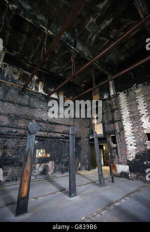 La biblioteca bruciata alla Glasgow School of Art in vista di una visita del Duca di Rothesay dopo che lo storico edificio Mackintosh è stato danneggiato da un incendio lo scorso anno. Foto Stock