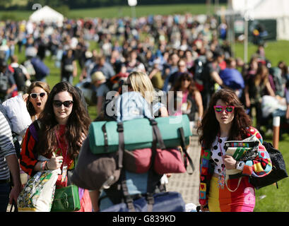 I festaioli che arrivano al festival di Glastonbury presso la Worthy Farm nel Somerset. Foto Stock