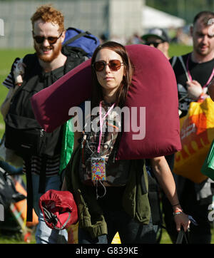 Glastonbury Festival 2015 - preparazione. Festivalgoers che arrivano al Glastonbury Festival presso la Worthy Farm di Somerset. Foto Stock