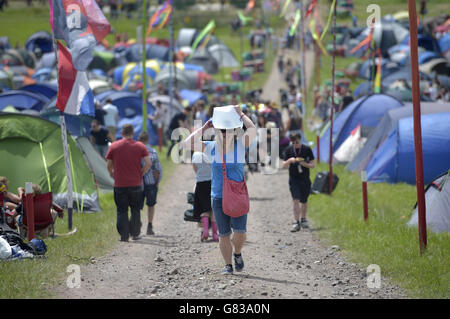 I festivali arrivano al festival di Glastonbury, presso la Worthy Farm nel Somerset. Foto Stock