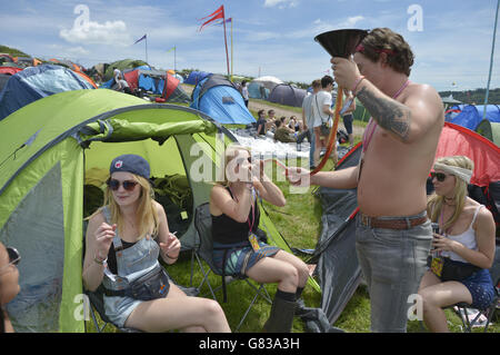 Chloe, 22, (cognome non dato) ha bevuto il sidro di frutta attraverso un imbuto e un tubo, conosciuto anche come 'chugging' al festival di Glastonbury, a Worthy Farm in Somerset. Foto Stock