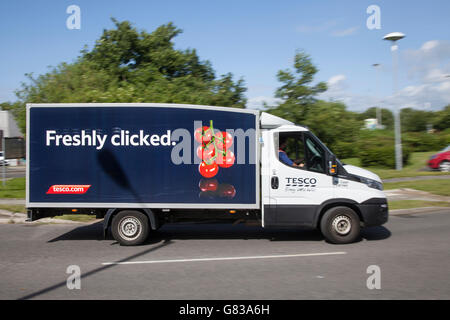 Veicolo di consegna online Tesco, 'Fresh clicked Tomato livrea' supermercato van on-line alimentare, fresco Vine Tomatoes & drogherie camion a Southport, Merseyside, Regno Unito Foto Stock