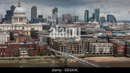 Londra e la City di Londra panoramica dalla Tate Modern interruttore tetto Casa terrazza di osservazione. Londra Inghilterra. Giugno 2016 Foto Stock