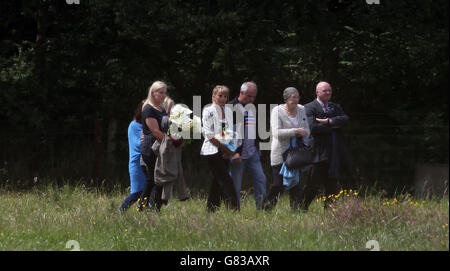 I parenti di Seamus Wright e Kevin McKee visitano il sito di Coghalstown, Co Meath, dove due corpi sono stati scoperti su una torbiera rigenerata dove tre dell'IRA scomparso si ritiene siano sepolti segretamente. Foto Stock