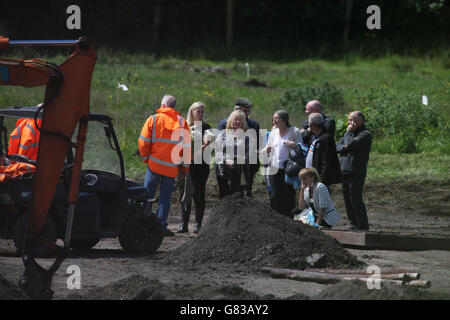 I parenti di Seamus Wright e Kevin McKee visitano il sito di Coghalstown, Co Meath, dove due corpi sono stati scoperti su una torbiera rigenerata dove tre dell'IRA scomparso si ritiene siano sepolti segretamente. Foto Stock