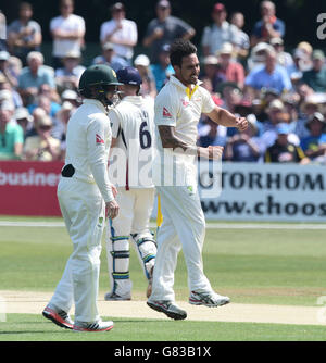 Mitchell Johnson (a destra) in Australia festeggia il lancio del wicket di Daniel Bell-Drummond di Kent durante la partita del tour al campo Spitfire, Kent. Foto Stock