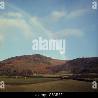 Rainbow - Coniston - Lake District. Un arcobaleno raffigurato a Coniston nel Distretto dei Laghi. Foto Stock