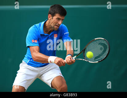 Novak Djokovic in azione durante il suo incontro con Alexander Zverev durante il quarto giorno dei Boodles a Stoke Park, Buckinghamshire. Foto Stock