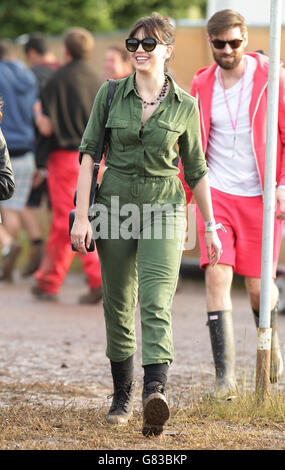 Daisy Lowe backstage al Glastonbury Festival, presso la Worthy Farm nel Somerset. Foto Stock