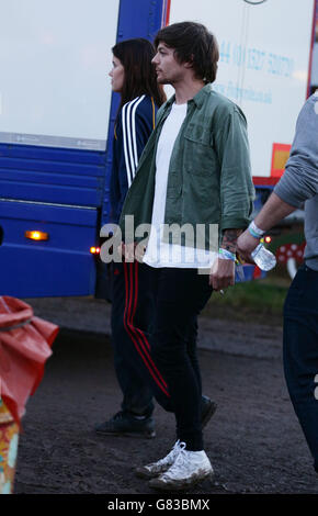 Louis Tomlinson da una direzione dietro le quinte al festival di Glastonbury, presso la Worthy Farm nel Somerset. Foto Stock