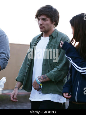 Louis Tomlinson da una direzione dietro le quinte al festival di Glastonbury, presso la Worthy Farm nel Somerset. Foto Stock