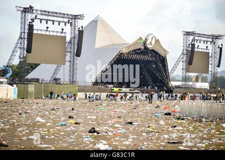 I rifiuti si sono sparsi sul palcoscenico della Piramide dopo il Festival di Glastonbury, presso la Worthy Farm, Somerset. Foto Stock