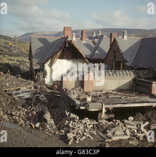 La scena all'interno della Pantglas Junior School, naufragata quando una punta di carbone crollò e si avalò lungo la montagna ad Aberfan, un villaggio minerario nel Galles del Sud. 116 bambini e 28 adulti sono stati uccisi. Foto Stock