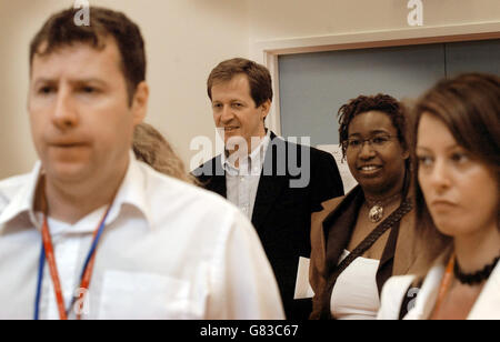 L'ex capo delle comunicazioni di Downing Street, Alastair Campbell, siede in una conferenza stampa tenuta dal primo ministro britannico Tony Blair e dal segretario all'istruzione Ruth Kelly alla Lilian Baylis Technology School. Foto Stock