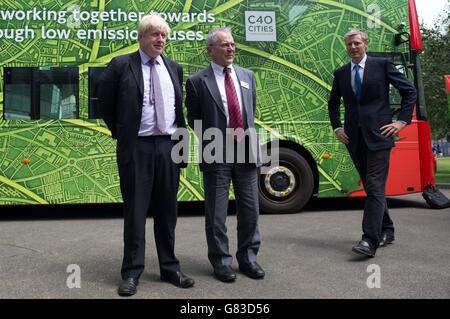 Sindaco di Londra Boris Johnson, Sir Peter Hendy, commissario per i trasporti di Londra e Zac Goldsmith MP al Clean Bus Summit di City Hall, Londra, dove è stato annunciato che il primo autobus elettrico a due piani puro entrerà in servizio nella capitale alla fine di quest'anno. Foto Stock