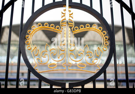 Un emblema Royal Ascot è visto sulle porte di fronte alla tribuna principale durante il giorno uno del Royal Ascot Meeting 2015 presso l'ippodromo di Ascot, Berkshire. Foto Stock