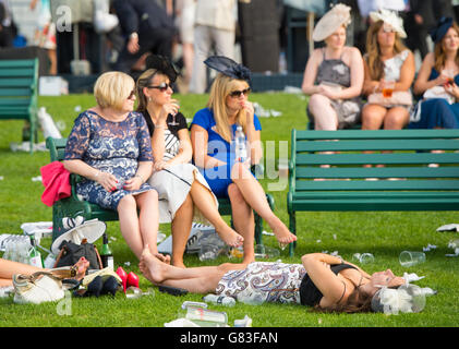 Corse di cavalli - il Royal Ascot Meeting 2015 - giorno tre - Ascot Racecourse. Racegoers dopo l'ultima gara del Ladies Day, il terzo giorno del Royal Ascot Meeting 2015 all'Ascot Racecourse, Berkshire. Foto Stock