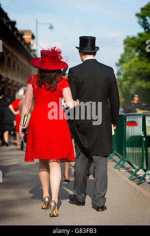 Corse di cavalli - il Royal Ascot Meeting 2015 - giorno tre - Ascot Racecourse. I Racegoers partono dopo l'ultima gara del Ladies Day, il terzo giorno del Royal Ascot Meeting 2015 all'ippodromo di Ascot, nel Berkshire. Foto Stock