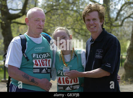 Clare Forbes (centro) di South London, che ha avuto entrambe le gambe amputate sotto il ginocchio dopo aver catturato la meningite, assistito dal suo padre di maratona "Eiffel Verboort" (L) e dal vincitore della maratona del 1982 Hugh Jones. Foto Stock