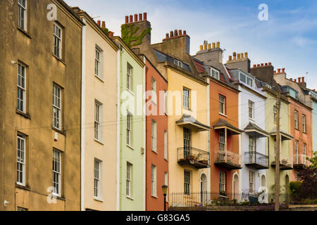 Fila di colorato colorato periodo case a schiera a Bristol Regno Unito edwardian victorian Foto Stock