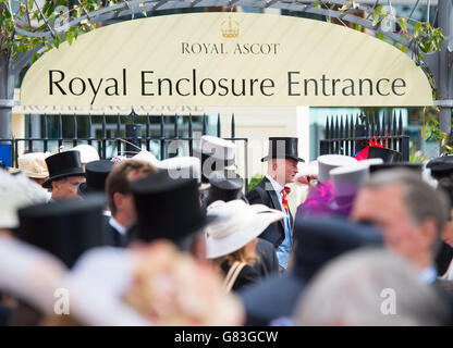 Coda dei Racegoers per l'ingresso al Royal enclosure all'inizio del quarto giorno del Royal Ascot Meeting 2015 presso l'ippodromo di Ascot, Berkshire. Foto Stock