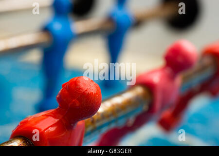 Calcio da tavolo close-up vecchio rustico rosso fusball blu Foto Stock