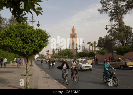 Ingrandisce la visualizzazione del traffico passato la Moschea di Koutoubia nella Medina di Marrakech, Marocco. Foto Stock