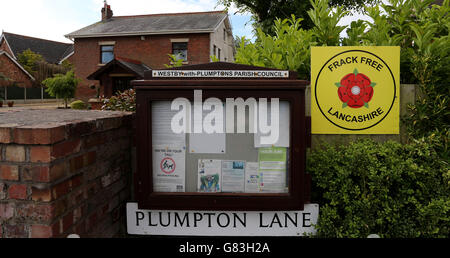 Cartelli anti-fracking nel villaggio di Great Plumpton, Lancashire, in quanto i consiglieri sono dovuti incontrarsi per discutere i piani di frack per gas di scisto nella zona. Foto Stock