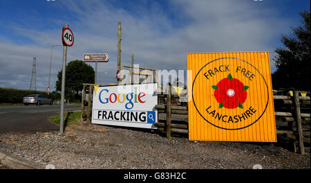 Cartelli anti-fracking nel villaggio di Little Plumpton, Lancashire, in quanto i consiglieri sono dovuti incontrarsi per discutere i piani di frack per gas di scisto nella zona. Foto Stock