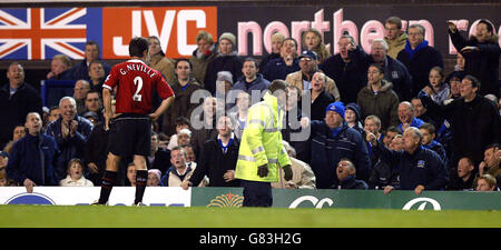 Gary Neville del Manchester United discute con i fan di Everton prima di essere inviato fuori Foto Stock