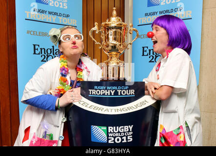 Dr Licious e Dr Razzmatazz si pongono con la Webb Ellis Cup durante la visita al nostro Lady's Children's Hospital di Dublino, Irlanda, il giorno 13 del Rugby World Cup Trophy Tour di 100 giorni del Regno Unito e Irlanda. Foto Stock