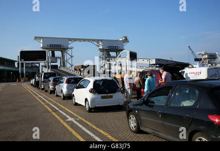 Le automobili si accodano a bordo di un traghetto a dover diretto a Dunkirk, in Francia, poiché lo sconvolgimento di Calais sembra destinato ad entrare un secondo giorno mentre i migranti continuano a colpire gli autocarri nel tentativo di attraversare il Regno Unito. Foto Stock