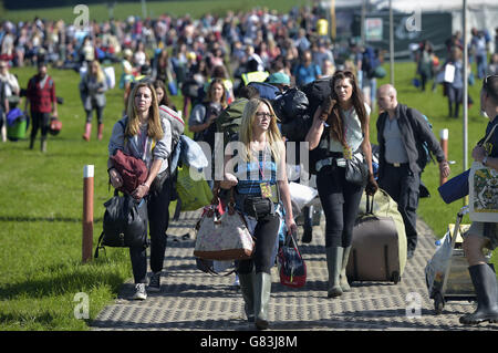 I festivali arrivano al festival di Glastonbury, presso la Worthy Farm nel Somerset. Foto Stock