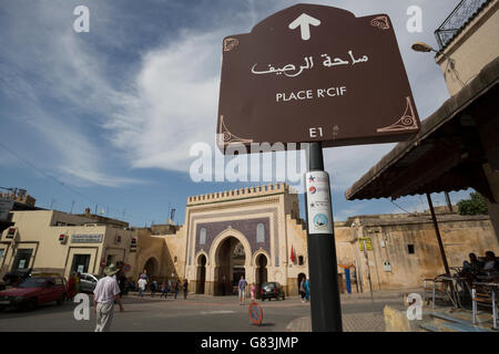 Un segno direzionale per l'auto-escursioni a piedi guidate aiuta a guidare i turisti nella vecchia medina di Fez, Marocco. Foto Stock