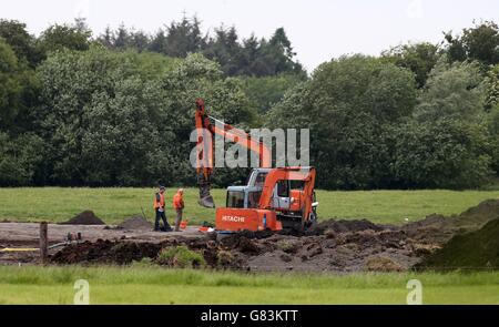 I membri della Commissione indipendente per la localizzazione dei resti delle vittime, lavorano sulla scena di Coghalstown, Co Meath, nella Repubblica irlandese, dove sono stati trovati resti umani sulla palmondana rigenerata durante la ricerca di una delle persone scomparse, La terra è stata esaminata per parecchi mesi nell'ultimo tentativo di recuperare il corpo di Joe Lynskey, un ex monaco che è andato mancante da Belfast ovest nell'agosto 1972 ed è stato giustiziato e segretamente sepolto dall'IRA. Foto Stock