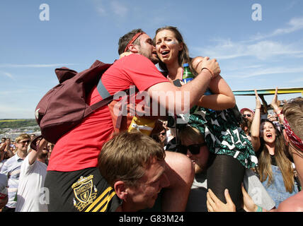 Ben Keating sorprende il suo partner Beth Ryan proponendole al Glastonbury Festival, presso la Worthy Farm di Somerset. Foto Stock