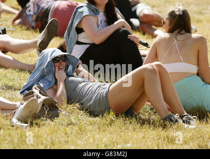 Glastonbury Festival 2015 - preparazione. Festivalgoers godersi il caldo al Festival di Glastonbury, presso Worthy Farm in Somerset. Foto Stock