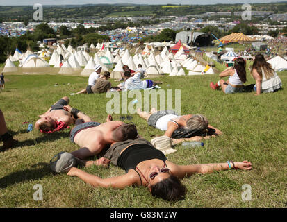 Glastonbury Festival 2015 - preparazione. Festivalgoers godersi il caldo al Festival di Glastonbury, presso Worthy Farm in Somerset. Foto Stock