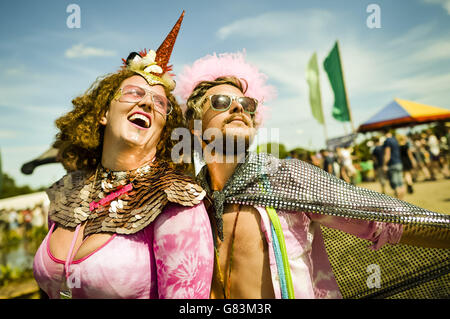 Amici Precious Bevington e Adam Sprules (a destra) godendo il tempo caldo al festival di Glastonbury, a Worthy Farm in Somerset. Foto Stock