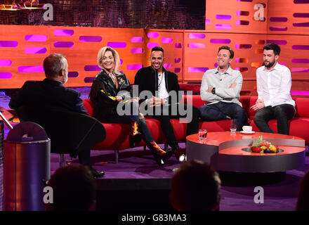 (Sinistra - destra) host Graham Norton, Rita ora, Lewis Hamilton, Ewan McGregor e Jack Whitehall durante le riprese del Graham Norton Show presso gli Studios di Londra, a sud di Londra, in onda venerdì. PREMERE ASSOCIAZIONE foto. Data immagine: Giovedì 25 giugno 2015. Il credito fotografico dovrebbe essere: Ian West/PA Wire Foto Stock