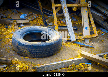 Pneumatico in una junk yard. Foto Stock