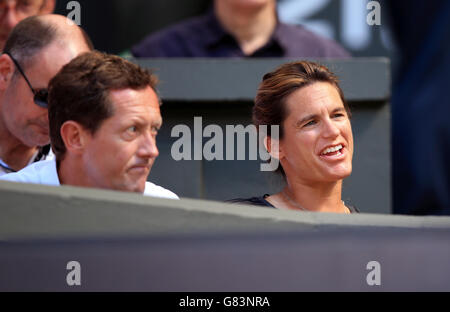 Jonas Bjorkman e Amelie Mauresmo (a destra) durante il secondo giorno dei Campionati di Wimbledon presso l'All England Lawn Tennis and Croquet Club di Wimbledon. Foto Stock