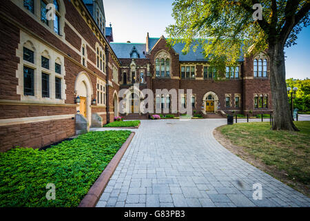 La passerella e il lungo cammino degli edifici presso il Trinity College di Hartford, Connecticut. Foto Stock