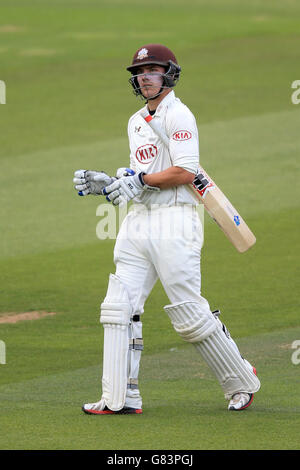 Cricket - LV= County Championship - Divisione due - giorno uno - Surrey v Gloucestershire - The Kia Oval. Il Rory Burns di Surrey esce abbattuto dopo aver perso il suo cazzo Foto Stock