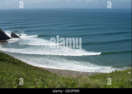 Gli amanti del surf potranno fare lunghe passeggiate in un perfetto punto di sosta a Bluepool, Broughton, Gower, Galles. Foto Stock