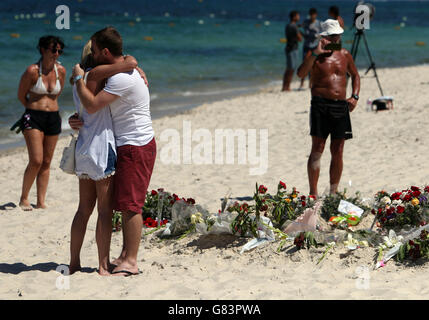 La gente paga i loro rispetti sulla spiaggia vicino all'hotel RIU Imperial Marhaba a Sousse, Tunisia, mentre i vacanzieri britannici sfidano i terroristi e continuano a rimanere a Sousse nonostante il bagno di sangue sulla spiaggia. Foto Stock