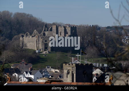 Oystermouth Castle da Mumbles collina che si affaccia sul villaggio - Chiesa di Tutti i Santi torre in primo piano. Borbotta qualcosa è stato votato come il miglior posto per vivere nel Galles 2018. Foto Stock