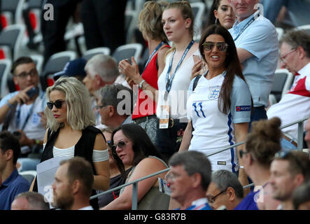 Elen Rivas (sinistra) e Rebecca Vardy, moglie di Inghilterra del Jamie Vardy nelle gabbie prima che il turno del 16 corrispondono a Stade de Nice, Nice, Francia. Foto Stock